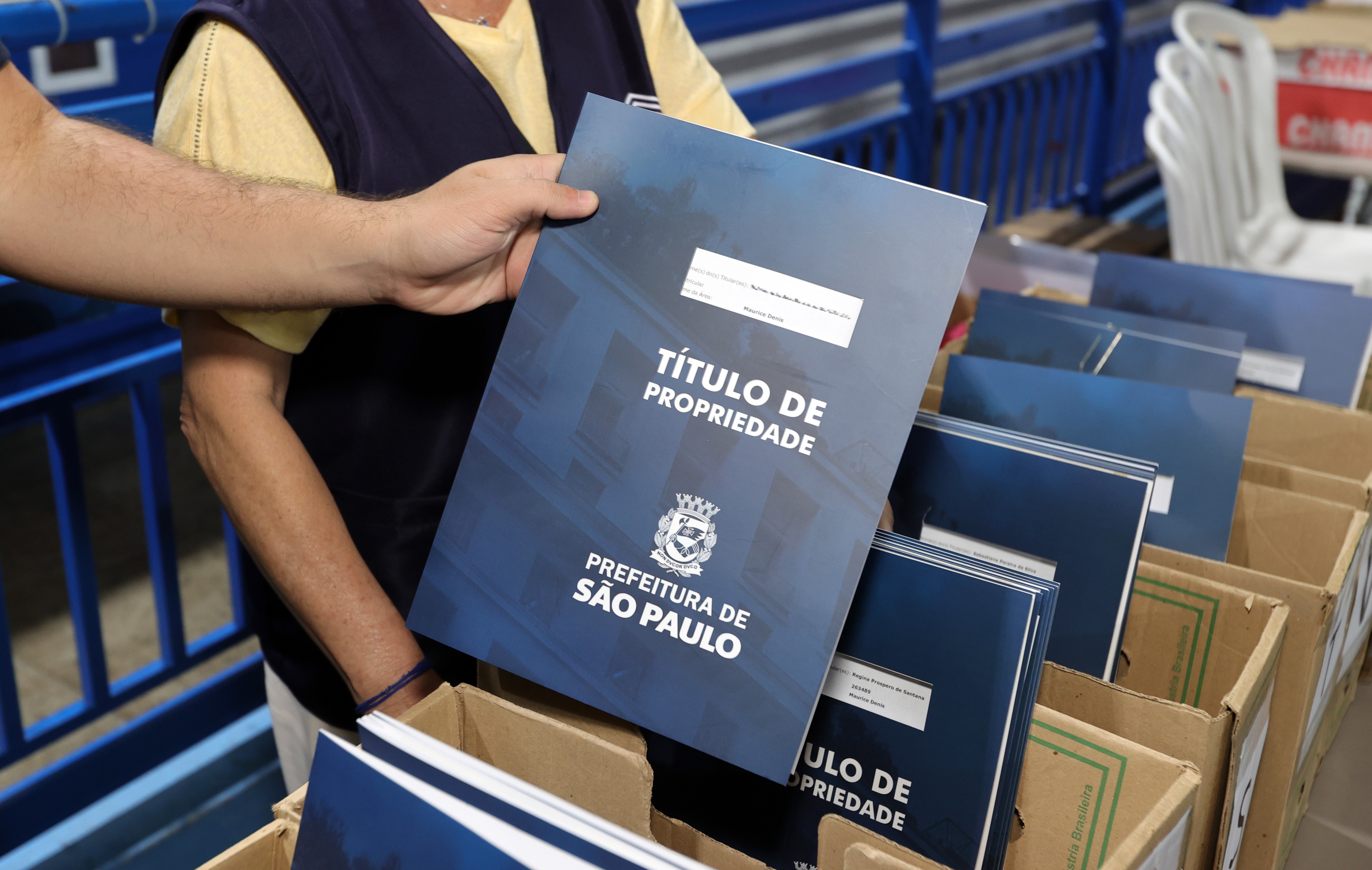 Pasta azul com o texto 