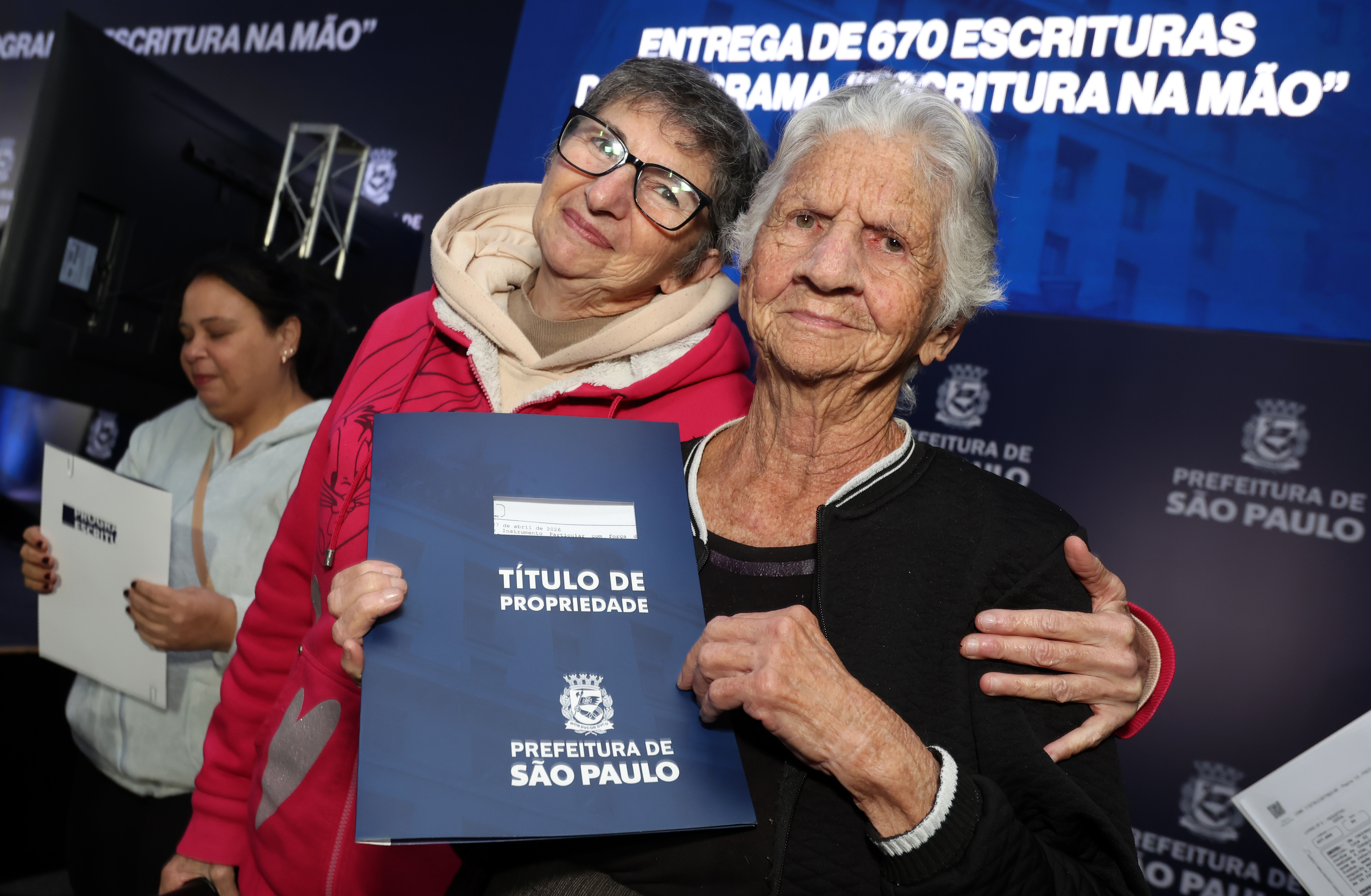 Família recebe o título de propriedade de seu imóvel. Fotos de: JFDiorio/PrefSP