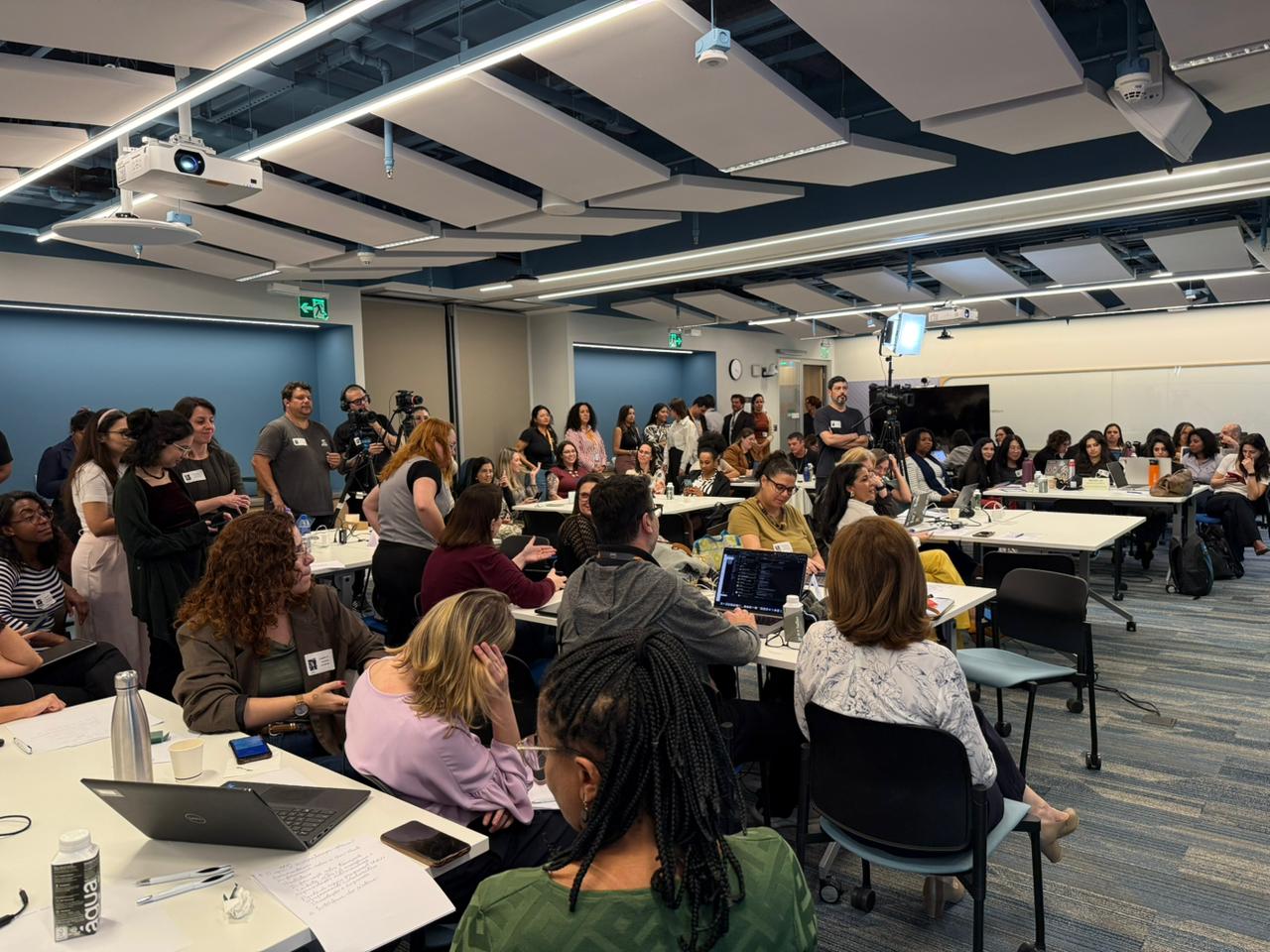 Foto com várias mulheres sentadas