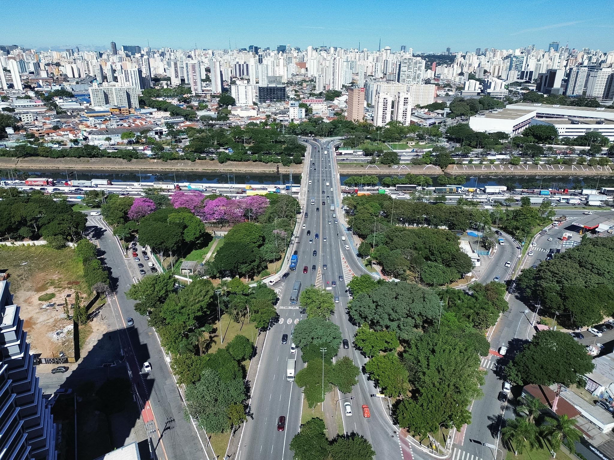 Vista área da Ponte da Casa Verde com alças de acesso ajardinadas nos dois lados da ponte, onde foram implantados os 4 novos bosques. Na imagem, aparece em destque a via que faz a transposição do rio e  as 4 pistas da Marginal Tietê 