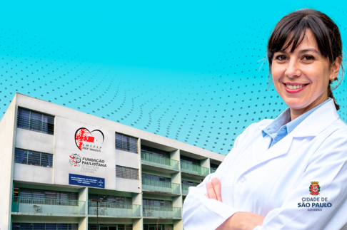 A imagem mostra em primeiro plano uma mulher de jaleco, sorrindo com os braços cruzados e ao fundo o prédio da escola Makiguti. O fundo da imagem é azul.