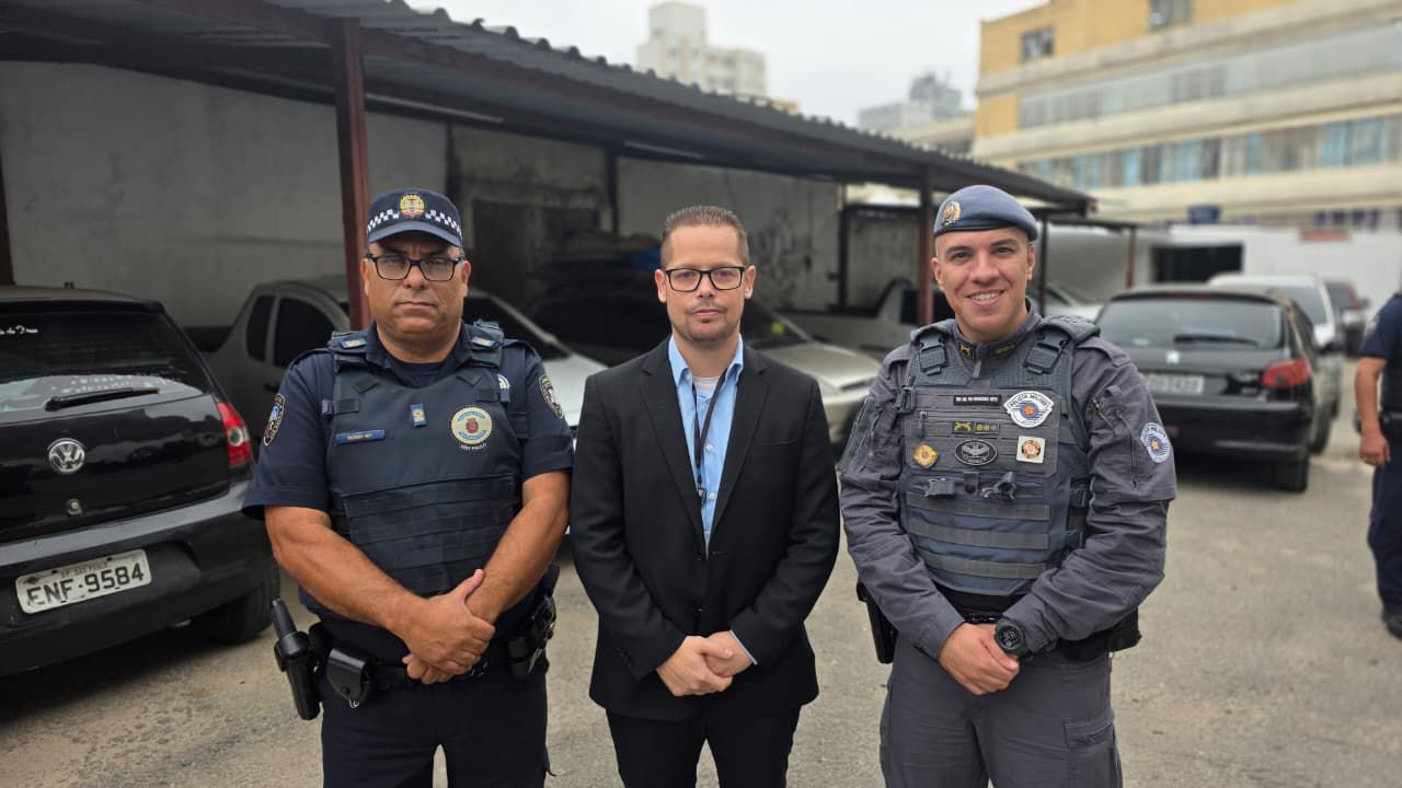Foto 1: Subprefeito de Santo Amaro entre agentes da GCM e da PM, durante operação de fiscalização.  Foto 2: Quarto de hotel em condições precárias, com colchão sujo, lixo espalhado e objetos jogados pelo chão.  Foto 3: Cômodo usado como depósito improvisado, cheio de entulho, madeira quebrada e objetos largados.