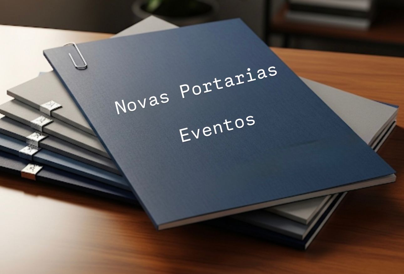 O elemento principal da imagem é uma foto que ocupa a maior parte da tela. Nela, há uma pilha de pastas ou cadernos de capa dura, dispostas sobre uma mesa de madeira. A pasta do topo é de cor azul escura e tem um clipe de papel metálico prendendo algumas folhas em sua lateral superior. Na capa dessa pasta, há um texto centralizado e em letras brancas: 