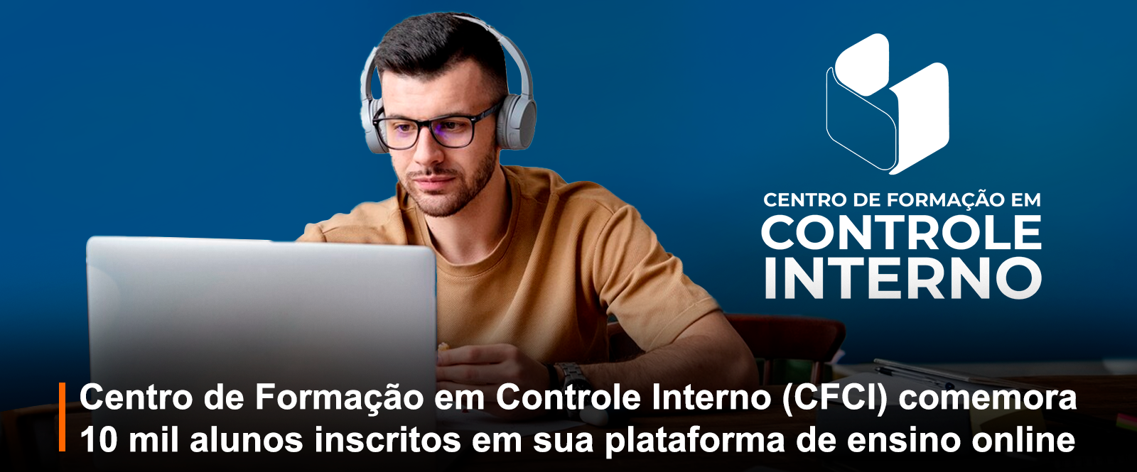 Um rapaz com fone de ouvido olhando o computador, palno de fundo azul