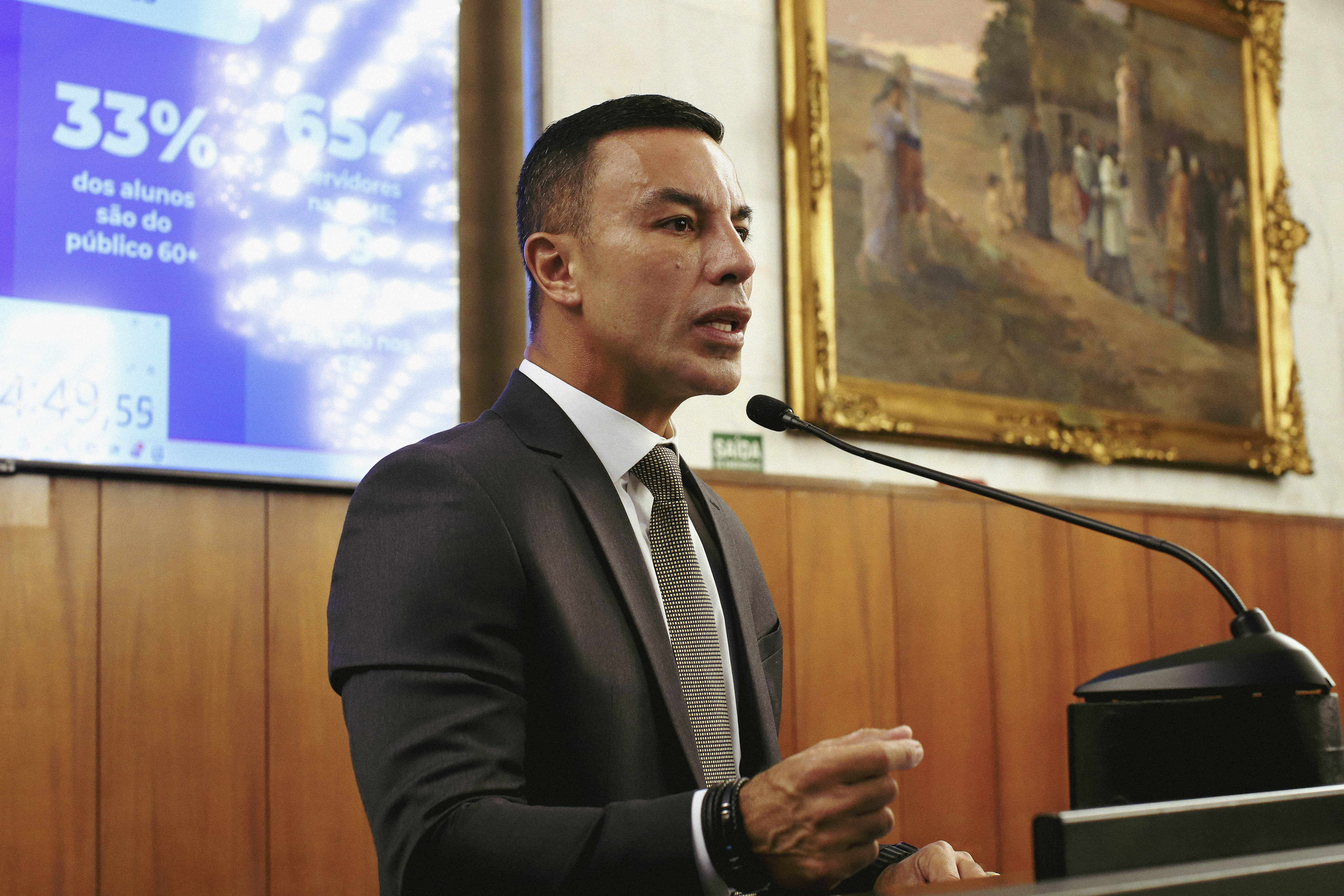 Na imagem, secretário Rogério Lins na audiência orçamentária na Câmara Municipal.