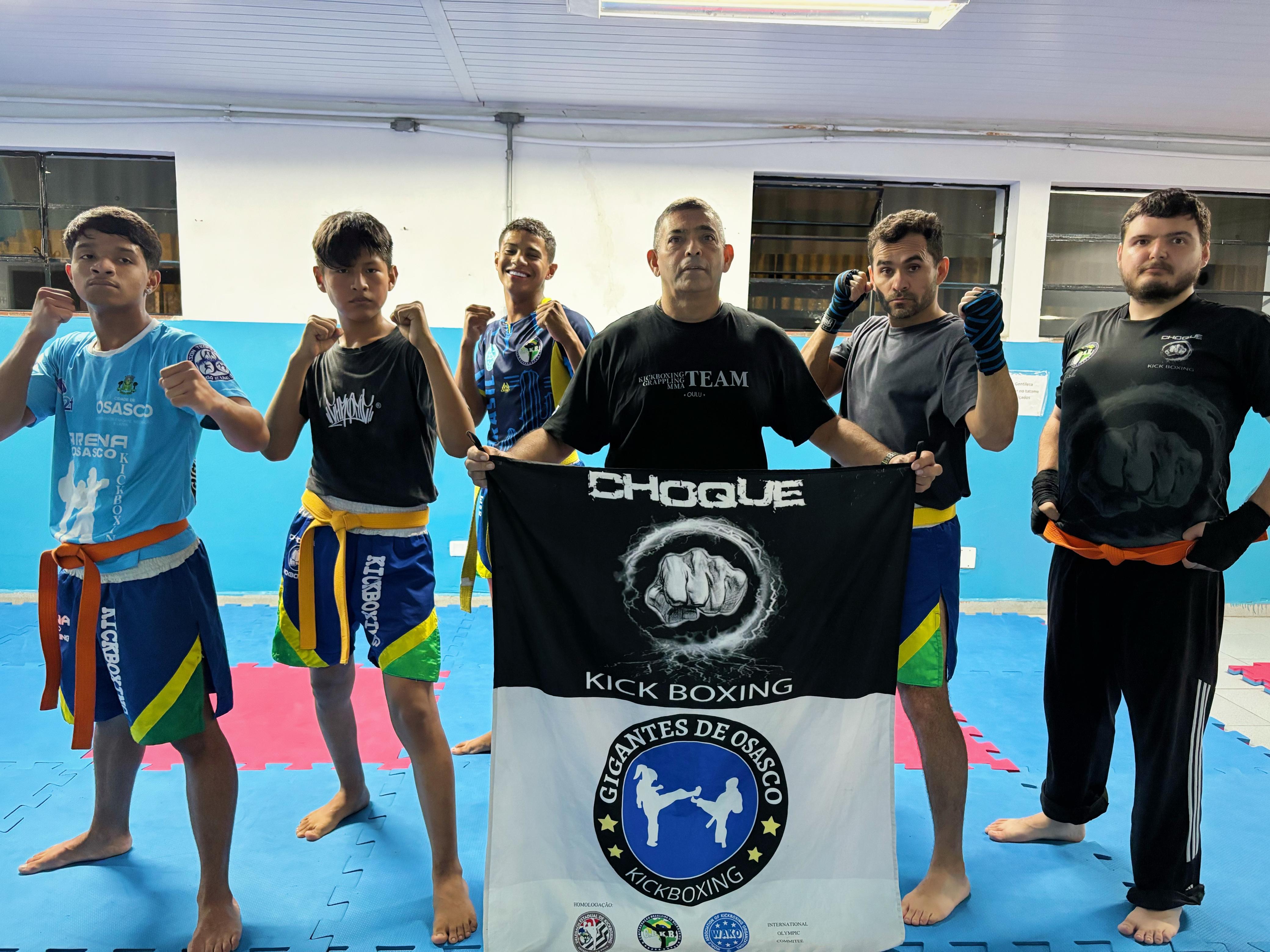 Na imagem, atletas de kickboxing do CE Cambuci.