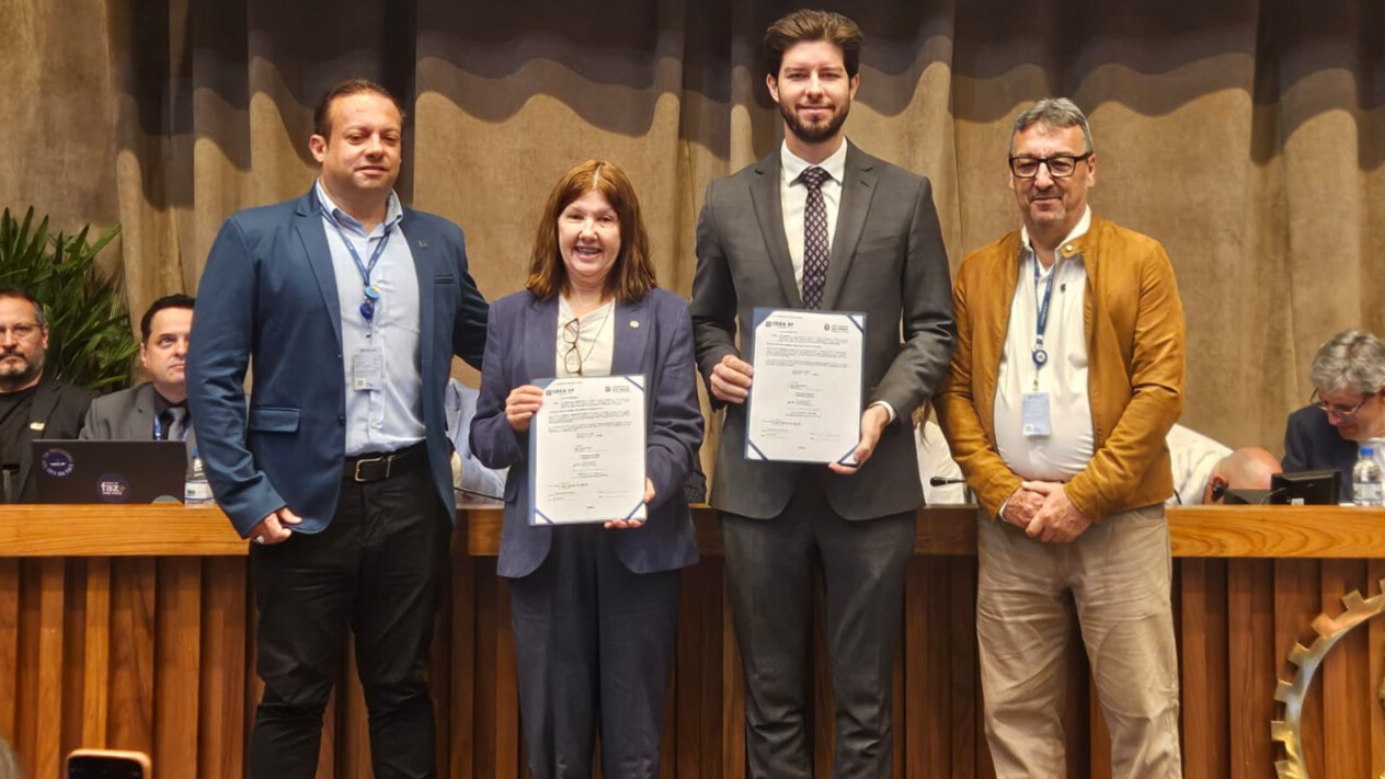 Autoridades posam para foto após assinatura de termo de cooperação entre Fazenda de SP e o Crea-SP