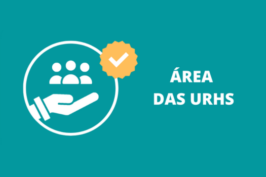 Arte com fundo verde. No canto esquerdo o ícone com uma mão e a silhueta de três pessoas. A direita o texto: 