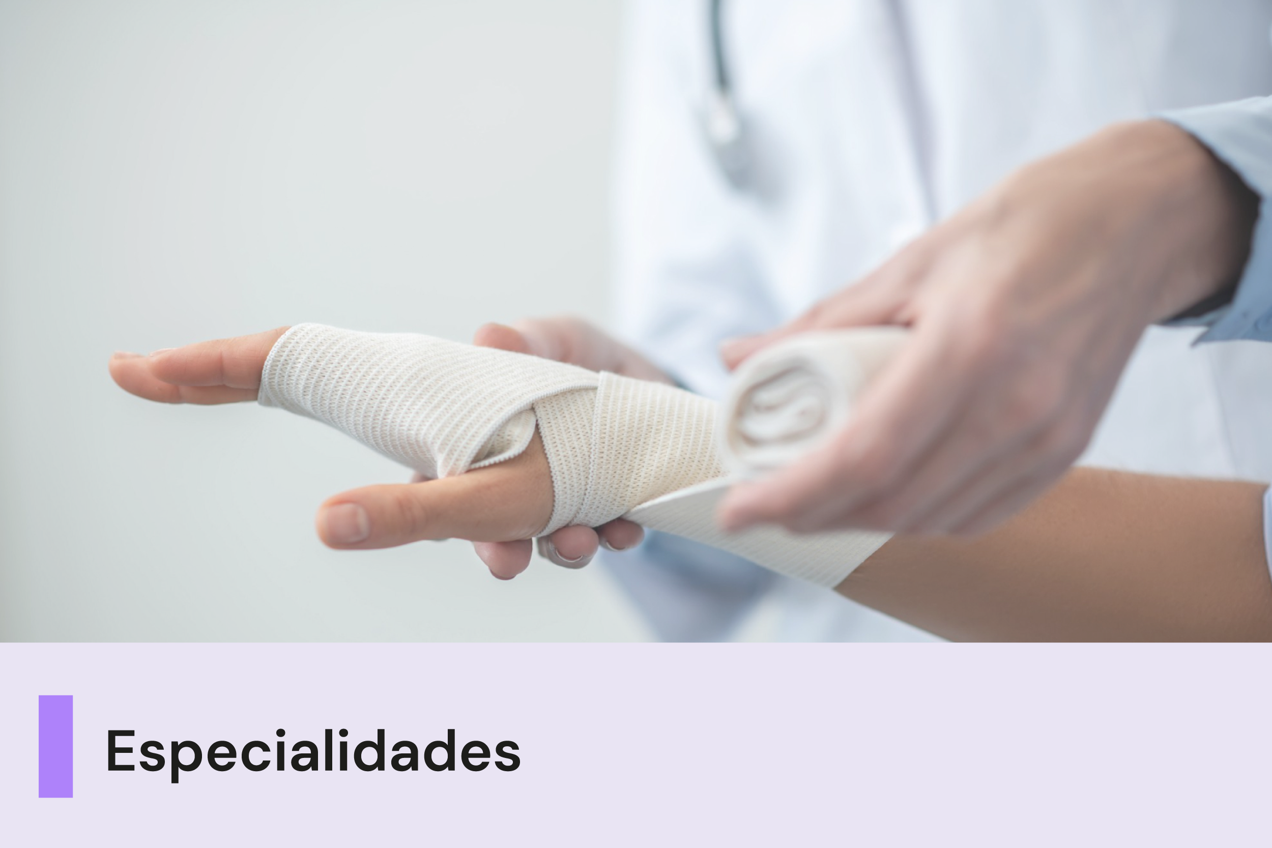 A imagem mostra um profissional de saúde enfaixando a mão de uma pessoa. Abaixo, uma faixa com o texto 