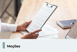 A imagem mostra uma pessoa segurando uma prancheta com documento, abaixo uma faixa com texto descrito 