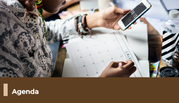A imagem mostra uma mulher negra segurando um celular e anotando em um calendário. Abaixo, uma faixa com o texto 