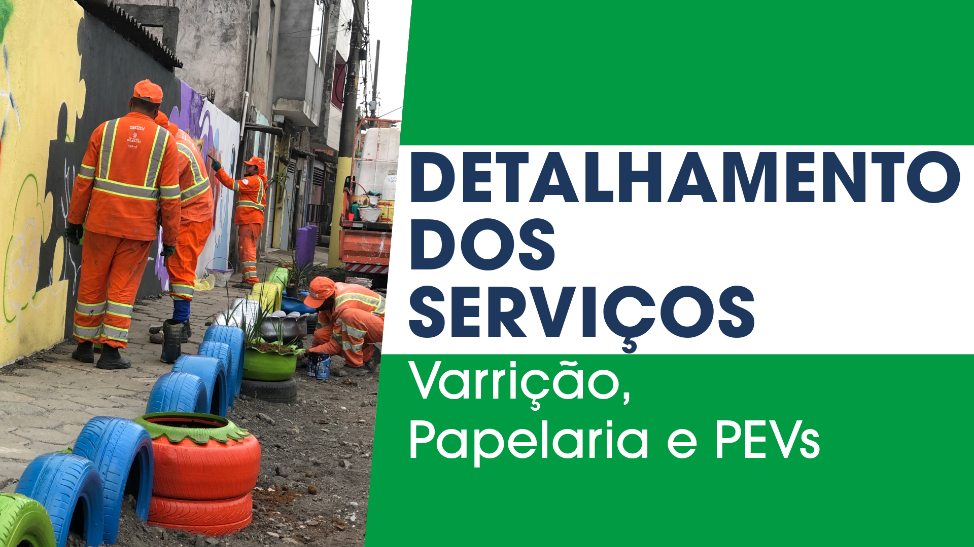 A imagem é um banner com uma fotografia no lado esquerdo e um painel de texto no lado direito. Na fotografia, três garis uniformizados com roupas de segurança laranja e coletes refletivos trabalham em uma área urbana. Dois deles parecem estar envolvidos na limpeza, enquanto o terceiro, mais ao fundo, está perto de um muro grafitado. Em primeiro plano, há vários pneus coloridos (azuis e um laranja) empilhados e dispostos como floreiras ou elementos decorativos.  O lado direito do banner possui um fundo verde escuro, com uma faixa branca horizontal no meio. O texto em azul escuro acima da faixa branca diz 