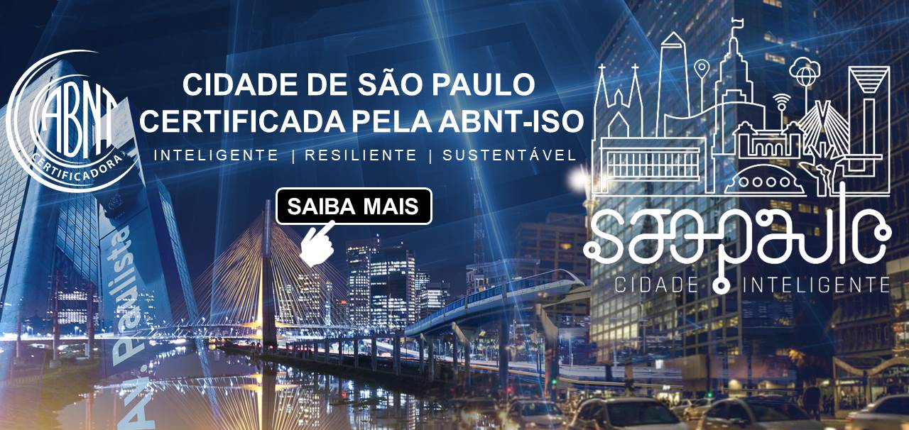 O banner digital horizontal apresenta uma temática urbana e tecnológica com fundo composto por uma colagem de fotos noturnas da cidade de São Paulo, destacando a Ponte Estaiada iluminada e arranha-céus, sob uma camada de linhas brilhantes que simulam conexões digitais em tons de azul. No canto superior esquerdo, há o logotipo circular branco da ABNT Certificadora. Ao centro, destaca-se em letras maiúsculas brancas o texto 